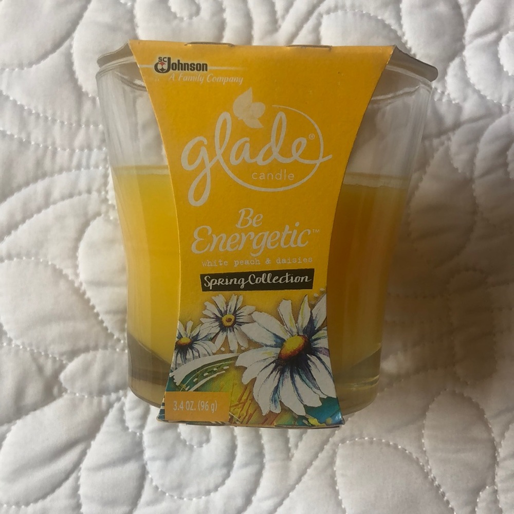 Glade Candle White Peach & Daisies
